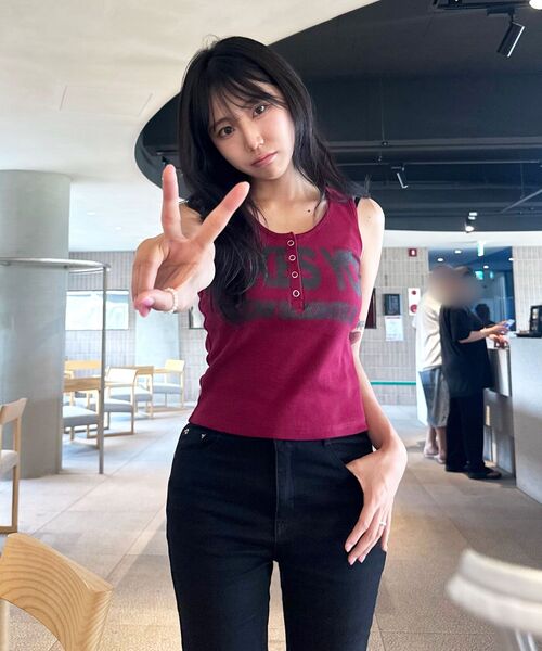 SEQUENZ(シークエンズ)の「※WEB限定 / テレコ生地 / レディースヘンリーネックタンクトップ /sqnz blur logo henley tank top(タンクトップ・レディース・ブラック/バーガンディー/ホワイト/ネイビー・MEDIUM/SMALL)」の4枚目の写真