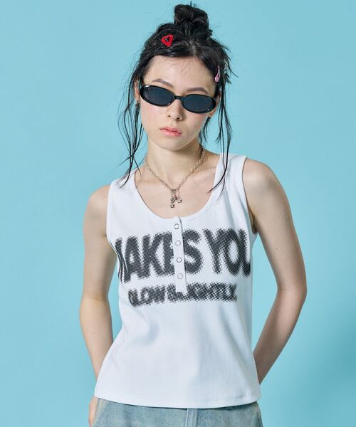 SEQUENZ(シークエンズ)の「※WEB限定 / テレコ生地 / レディースヘンリーネックタンクトップ /sqnz blur logo henley tank top(タンクトップ・レディース・ブラック/バーガンディー/ホワイト/ネイビー・MEDIUM/SMALL)」の2枚目の写真