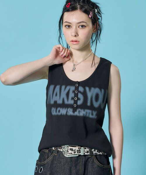 SEQUENZ(シークエンズ)の「※WEB限定 / テレコ生地 / レディースヘンリーネックタンクトップ /sqnz blur logo henley tank top(タンクトップ・レディース・ブラック/バーガンディー/ホワイト/ネイビー・MEDIUM/SMALL)」の1枚目の写真