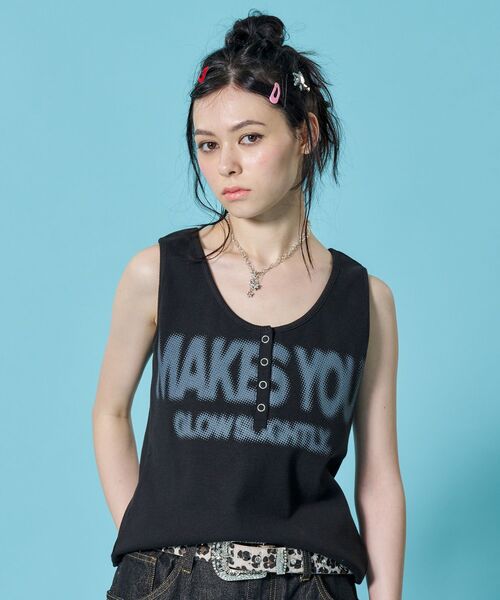 SEQUENZ(シークエンズ)の「※WEB限定 / テレコ生地 / レディースヘンリーネックタンクトップ /sqnz blur logo henley tank top(タンクトップ・レディース・ブラック/バーガンディー/ホワイト/ネイビー・MEDIUM/SMALL)」の6枚目の写真