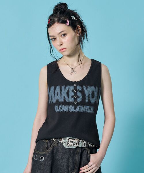 SEQUENZ(シークエンズ)の「※WEB限定 / テレコ生地 / レディースヘンリーネックタンクトップ /sqnz blur logo henley tank top(タンクトップ・レディース・ブラック/バーガンディー/ホワイト/ネイビー・MEDIUM/SMALL)」の7枚目の写真