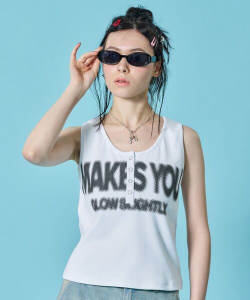 SEQUENZ(シークエンズ)の「※WEB限定 / テレコ生地 / レディースヘンリーネックタンクトップ /sqnz blur logo henley tank top(タンクトップ・レディース・ブラック/バーガンディー/ホワイト/ネイビー・MEDIUM/SMALL)」の11枚目の写真