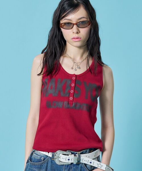 SEQUENZ(シークエンズ)の「※WEB限定 / テレコ生地 / レディースヘンリーネックタンクトップ /sqnz blur logo henley tank top(タンクトップ・レディース・ブラック/バーガンディー/ホワイト/ネイビー・MEDIUM/SMALL)」の13枚目の写真