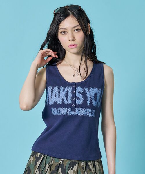 SEQUENZ(シークエンズ)の「※WEB限定 / テレコ生地 / レディースヘンリーネックタンクトップ /sqnz blur logo henley tank top(タンクトップ・レディース・ブラック/バーガンディー/ホワイト/ネイビー・MEDIUM/SMALL)」の19枚目の写真