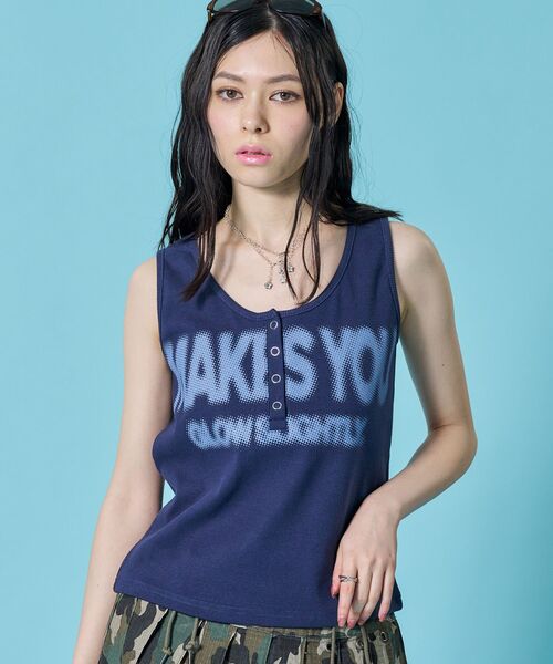 SEQUENZ(シークエンズ)の「※WEB限定 / テレコ生地 / レディースヘンリーネックタンクトップ /sqnz blur logo henley tank top(タンクトップ・レディース・ブラック/バーガンディー/ホワイト/ネイビー・MEDIUM/SMALL)」の20枚目の写真