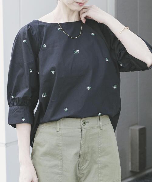 ITEMS URBANRESEARCH（アイテムズ アーバンリサーチ）の「タックスリーブ刺シュウブラウス（シャツ/ブラウス・レディース・ブラック/ベージュ・FREE）」の2枚目の写真