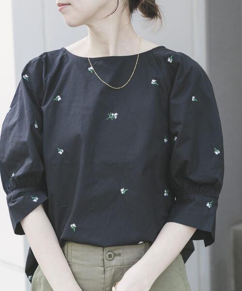 ITEMS URBANRESEARCH（アイテムズ アーバンリサーチ）の「タックスリーブ刺シュウブラウス（シャツ/ブラウス・レディース・ブラック/ベージュ・FREE）」の3枚目の写真