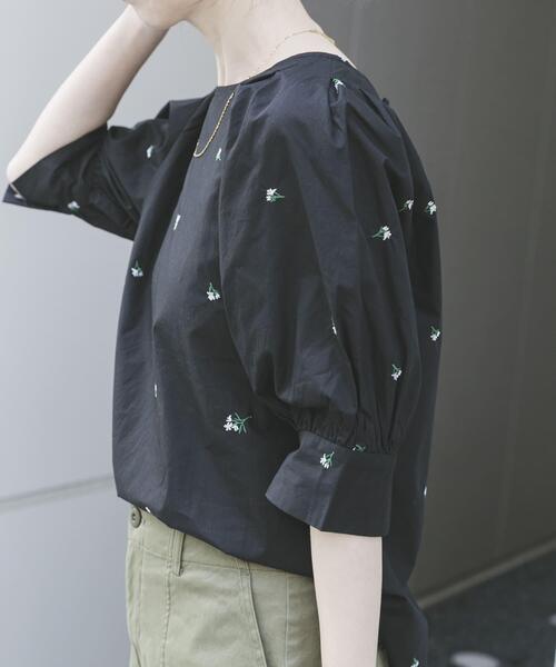 ITEMS URBANRESEARCH（アイテムズ アーバンリサーチ）の「タックスリーブ刺シュウブラウス（シャツ/ブラウス・レディース・ブラック/ベージュ・FREE）」の4枚目の写真