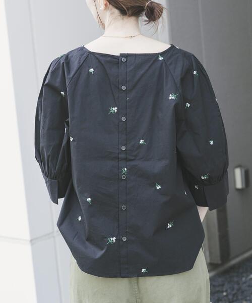 ITEMS URBANRESEARCH（アイテムズ アーバンリサーチ）の「タックスリーブ刺シュウブラウス（シャツ/ブラウス・レディース・ブラック/ベージュ・FREE）」の5枚目の写真