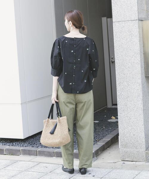 ITEMS URBANRESEARCH（アイテムズ アーバンリサーチ）の「タックスリーブ刺シュウブラウス（シャツ/ブラウス・レディース・ブラック/ベージュ・FREE）」の9枚目の写真