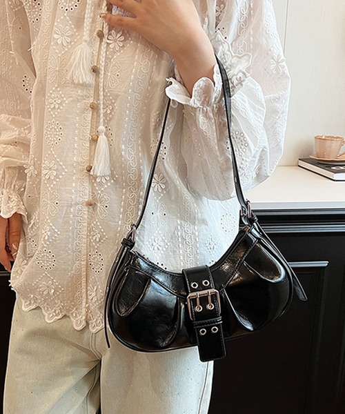 Lace Ladies（レースレディース）の「パテント調 ハトメ バックル ラウンド ショルダー バッグ（ショルダーバッグ・レディース・ブラック/ブラウン/ホワイト/レッド・FREE）」の2枚目の写真