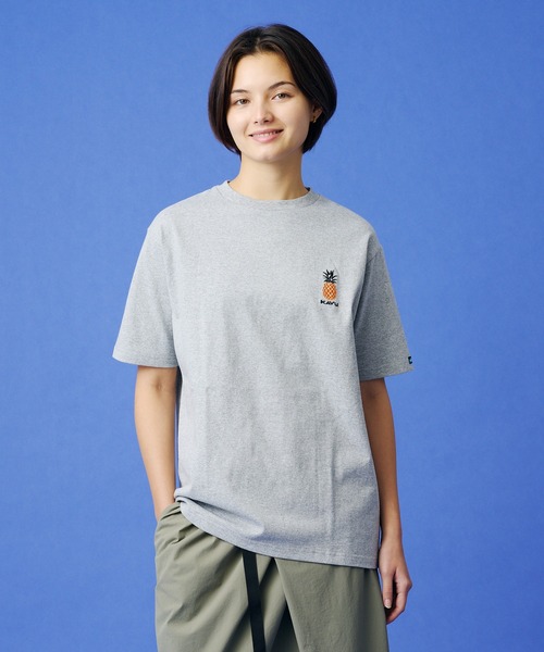 KAVU(カブー)の「KAVU/カブー OP Pineapple Tee/ワンポイントパイナップルTシャツ(Tシャツ/カットソー・メンズ・ホワイト/グレー・MEDIUM/LARGE/X-LARGE)」の1枚目の写真