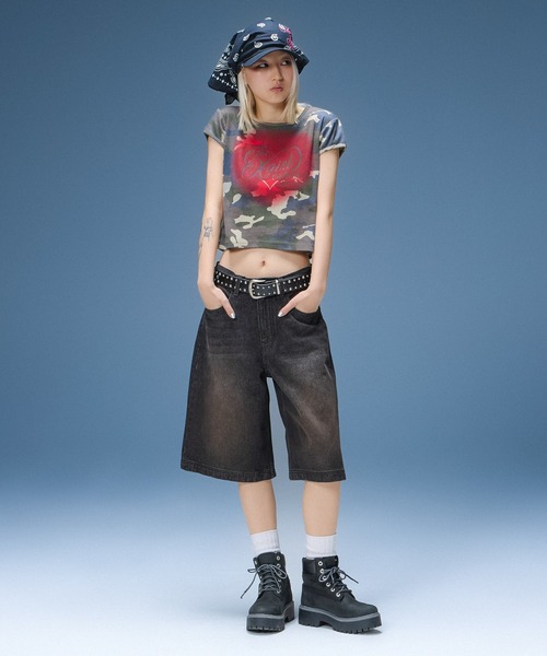 X-girl（エックスガール）の「FADED HEART SPRAY LOGO S/S BABY TEE（Tシャツ/カットソー・レディース・オフホワイト/ブラック/カモフラージュ・ONE SIZE）」の5枚目の写真