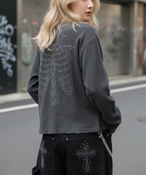 A'gem(エージェム)の「A'GEM/9 × .kom 『A'gem/エージェム』Bone Print Henley Neck Long Sleeve/ボーンプリントヘンリーネックロングスリーブ(Tシャツ/カットソー・メンズ・アイボリー/チャコールグレー・FREE)」の1枚目の写真