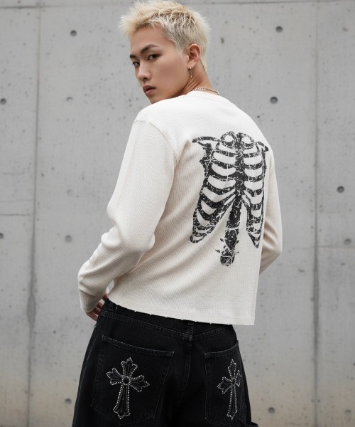 A'gem(エージェム)の「A'GEM/9 × .kom 『A'gem/エージェム』Bone Print Henley Neck Long Sleeve/ボーンプリントヘンリーネックロングスリーブ(Tシャツ/カットソー・メンズ・アイボリー/チャコールグレー・FREE)」の2枚目の写真