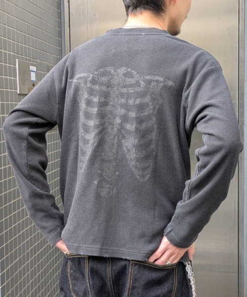 A'gem(エージェム)の「A'GEM/9 × .kom 『A'gem/エージェム』Bone Print Henley Neck Long Sleeve/ボーンプリントヘンリーネックロングスリーブ(Tシャツ/カットソー・メンズ・アイボリー/チャコールグレー・FREE)」の6枚目の写真