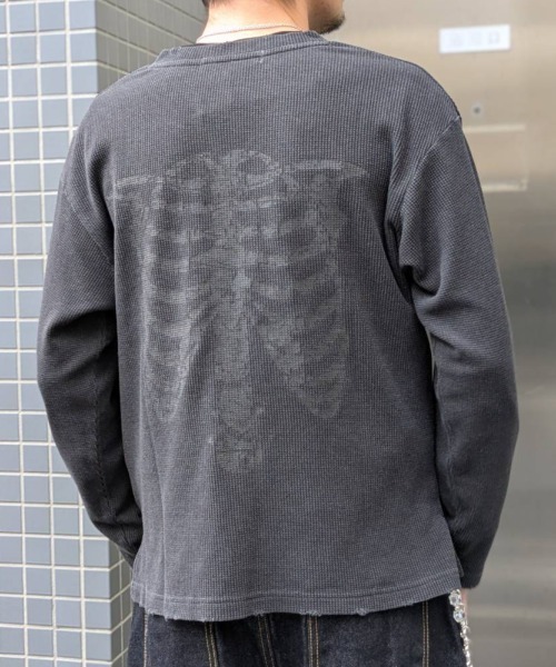 A'gem(エージェム)の「A'GEM/9 × .kom 『A'gem/エージェム』Bone Print Henley Neck Long Sleeve/ボーンプリントヘンリーネックロングスリーブ(Tシャツ/カットソー・メンズ・アイボリー/チャコールグレー・FREE)」の7枚目の写真