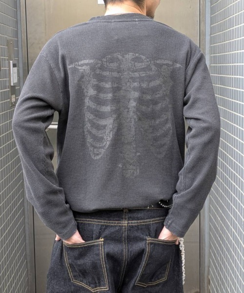 A'gem(エージェム)の「A'GEM/9 × .kom 『A'gem/エージェム』Bone Print Henley Neck Long Sleeve/ボーンプリントヘンリーネックロングスリーブ(Tシャツ/カットソー・メンズ・アイボリー/チャコールグレー・FREE)」の8枚目の写真