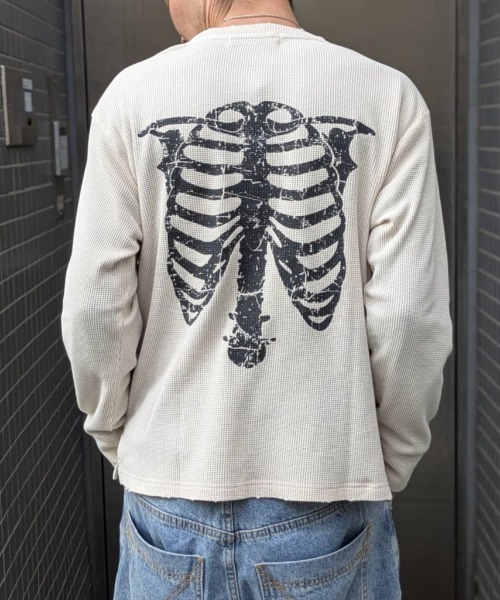 A'gem(エージェム)の「A'GEM/9 × .kom 『A'gem/エージェム』Bone Print Henley Neck Long Sleeve/ボーンプリントヘンリーネックロングスリーブ(Tシャツ/カットソー・メンズ・アイボリー/チャコールグレー・FREE)」の14枚目の写真