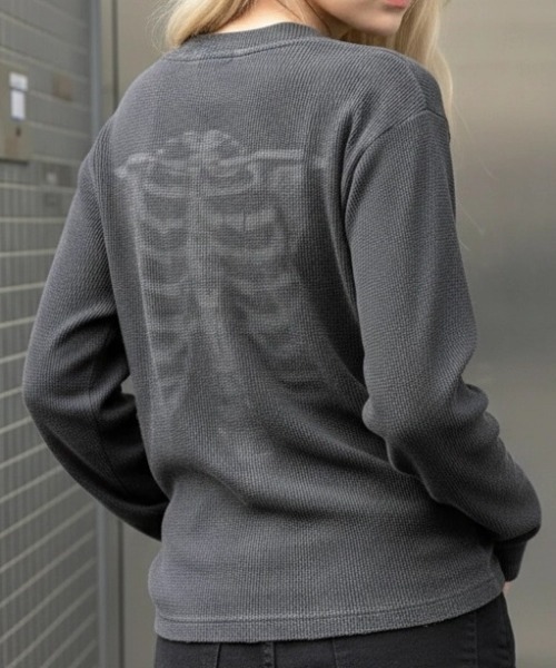 A'gem(エージェム)の「A'GEM/9 × .kom 『A'gem/エージェム』Bone Print Henley Neck Long Sleeve/ボーンプリントヘンリーネックロングスリーブ(Tシャツ/カットソー・メンズ・アイボリー/チャコールグレー・FREE)」の16枚目の写真