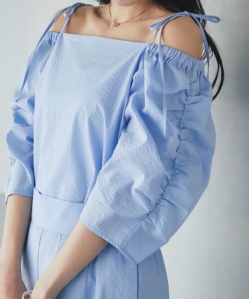 La boutique BonBon(ラブティックボンボン)の「【接触冷感・清楚系オフショル】サッカースクエアネックパワショル5分袖ブラウス(シャツ/ブラウス・レディース・ホワイト/サックスブルー/ブラック・FREE)」の3枚目の写真