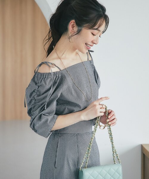 La boutique BonBon(ラブティックボンボン)の「【接触冷感・清楚系オフショル】サッカースクエアネックパワショル5分袖ブラウス(シャツ/ブラウス・レディース・ホワイト/サックスブルー/ブラック・FREE)」の1枚目の写真