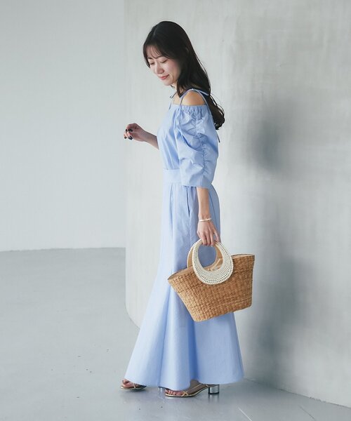 La boutique BonBon(ラブティックボンボン)の「【接触冷感・清楚系オフショル】サッカースクエアネックパワショル5分袖ブラウス(シャツ/ブラウス・レディース・ホワイト/サックスブルー/ブラック・FREE)」の7枚目の写真