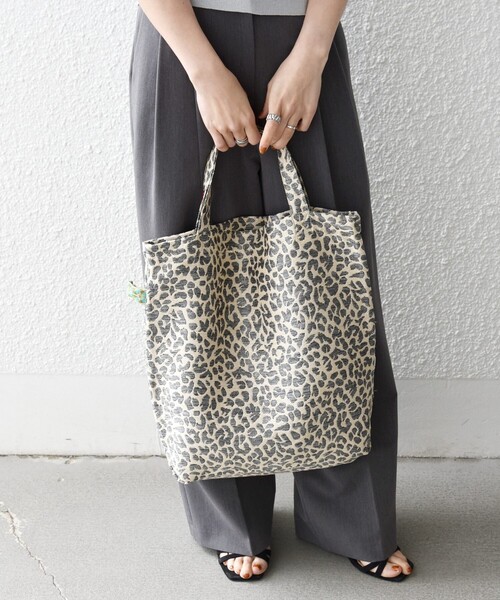 BINDU（ビンドゥー）の「BINDU: A4 レオパード ジャカード トート バッグ（トートバッグ・レディース・シルバー/ゴールド・ONE SIZE）」の9枚目の写真