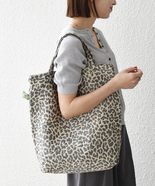BINDU（ビンドゥー）の「BINDU: A4 レオパード ジャカード トート バッグ（トートバッグ・レディース・シルバー/ゴールド・ONE SIZE）」の3枚目の写真