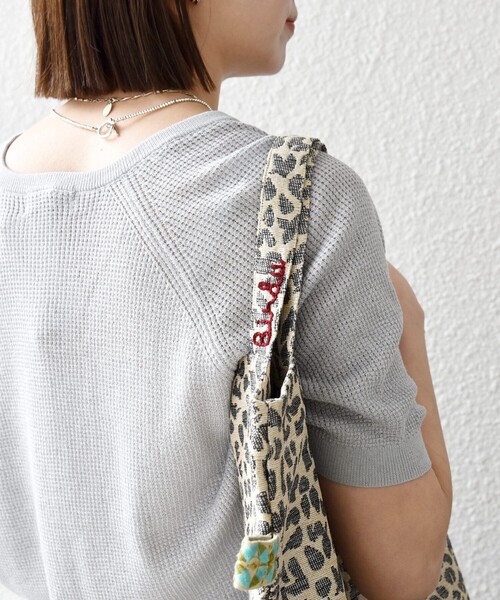 BINDU（ビンドゥー）の「BINDU: A4 レオパード ジャカード トート バッグ（トートバッグ・レディース・シルバー/ゴールド・ONE SIZE）」の4枚目の写真