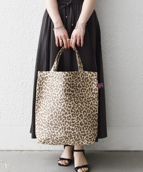 BINDU（ビンドゥー）の「BINDU: A4 レオパード ジャカード トート バッグ（トートバッグ・レディース・シルバー/ゴールド・ONE SIZE）」の5枚目の写真