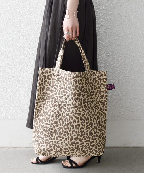 BINDU（ビンドゥー）の「BINDU: A4 レオパード ジャカード トート バッグ（トートバッグ・レディース・シルバー/ゴールド・ONE SIZE）」の6枚目の写真