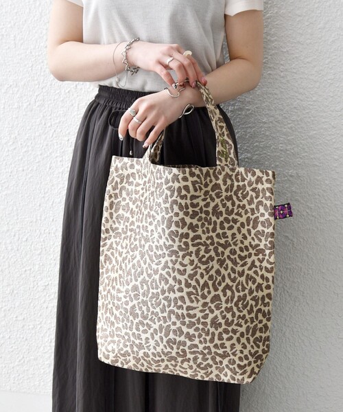 BINDU（ビンドゥー）の「BINDU: A4 レオパード ジャカード トート バッグ（トートバッグ・レディース・シルバー/ゴールド・ONE SIZE）」の7枚目の写真