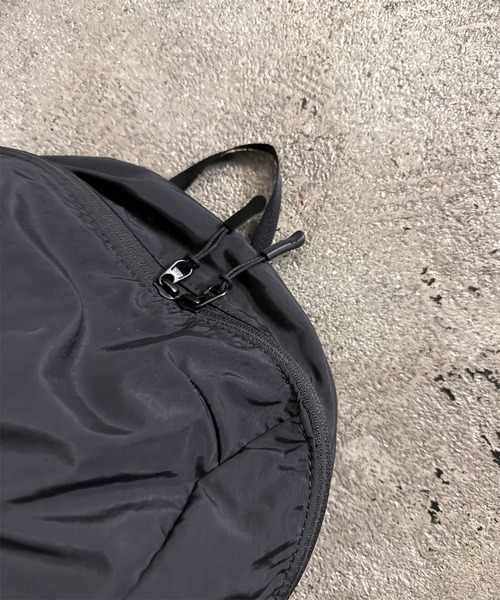 NOIR(ノワール)の「light sling bag(メッセンジャーバッグ・メンズ・ブラック系その他/ブラック・FREE)」の5枚目の写真