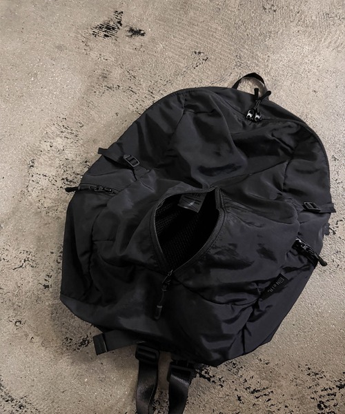 NOIR(ノワール)の「light sling bag(メッセンジャーバッグ・メンズ・ブラック系その他/ブラック・FREE)」の6枚目の写真