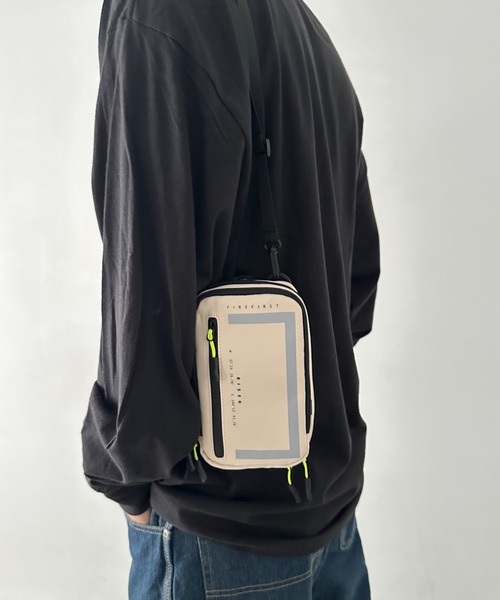 FIRE FIRST（ファイヤーファースト）の「[FIRE FIRST]ファイヤーファースト/多機能2WAY ミニショルダー/スマホポーチ/縦型（ショルダーバッグ・メンズ・ダークグレー/アイボリー/ブラック・FREE）」の16枚目の写真