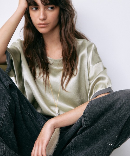 LE CIEL BLEU(ルシェルブルー)の「サテンロールアップスリーブトップ / Satin Roll-Up Sleeve Top(シャツ/ブラウス・レディース・ゴールド/ブラック・36)」の11枚目の写真
