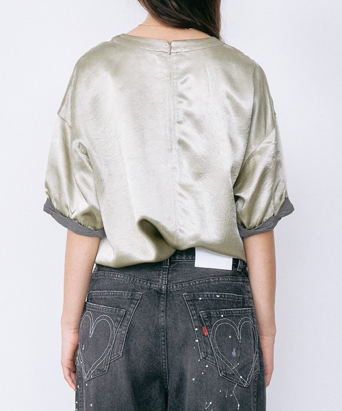LE CIEL BLEU(ルシェルブルー)の「サテンロールアップスリーブトップ / Satin Roll-Up Sleeve Top(シャツ/ブラウス・レディース・ゴールド/ブラック・36)」の17枚目の写真