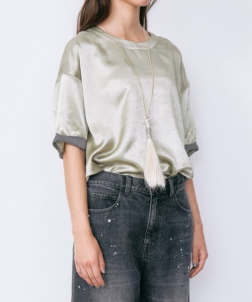 LE CIEL BLEU(ルシェルブルー)の「サテンロールアップスリーブトップ / Satin Roll-Up Sleeve Top(シャツ/ブラウス・レディース・ゴールド/ブラック・36)」の15枚目の写真