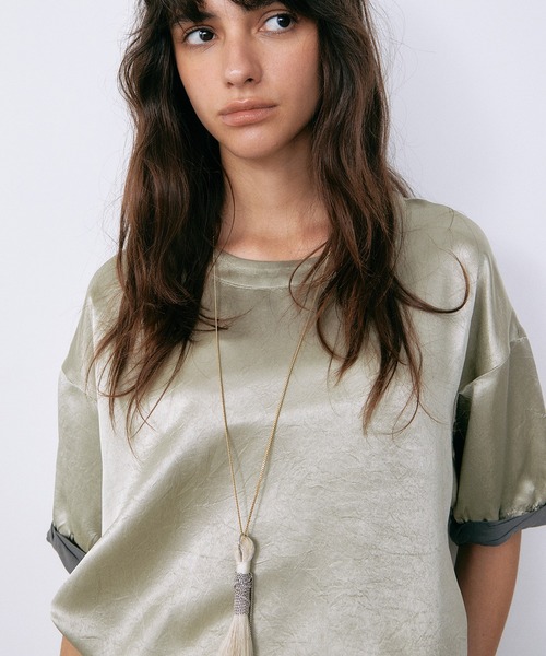 LE CIEL BLEU(ルシェルブルー)の「サテンロールアップスリーブトップ / Satin Roll-Up Sleeve Top(シャツ/ブラウス・レディース・ゴールド/ブラック・36)」の13枚目の写真