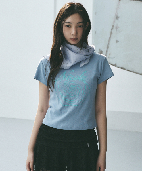 NICK&NICOLE（ニックアンドニコール）の「ROSE LETTERING CROPPED TOP_SORA（Tシャツ/カットソー・レディース・その他・FREE）」の2枚目の写真