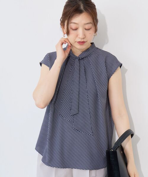 le.coeur blanc（ルクールブラン）の「【日本製】幾何柄フレンチタイブラウス（シャツ/ブラウス・レディース・ブルー系その他4/ブルー系その他3・38）」の2枚目の写真
