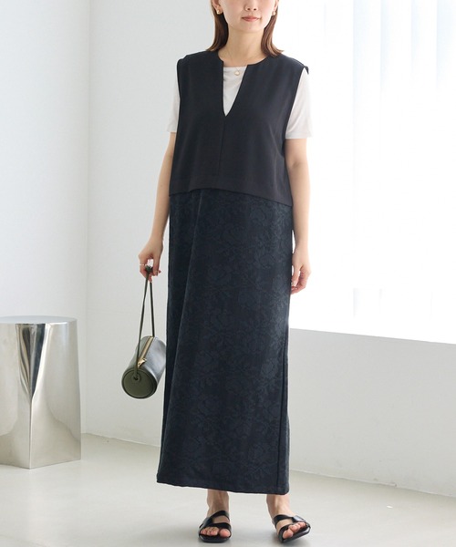 LAVEANGE(ラビアンジェ)の「キーネックレースドッキングワンピース|華やかな大人の花柄レース/褒められワンピ/スタイルアップ/Iライン/ロング丈/ジャンスカ(ワンピース・レディース・ブラック/ベージュ・LL/3L/M/5L/4L)」の2枚目の写真