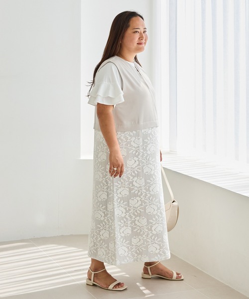 LAVEANGE(ラビアンジェ)の「キーネックレースドッキングワンピース|華やかな大人の花柄レース/褒められワンピ/スタイルアップ/Iライン/ロング丈/ジャンスカ(ワンピース・レディース・ブラック/ベージュ・LL/3L/M/5L/4L)」の6枚目の写真
