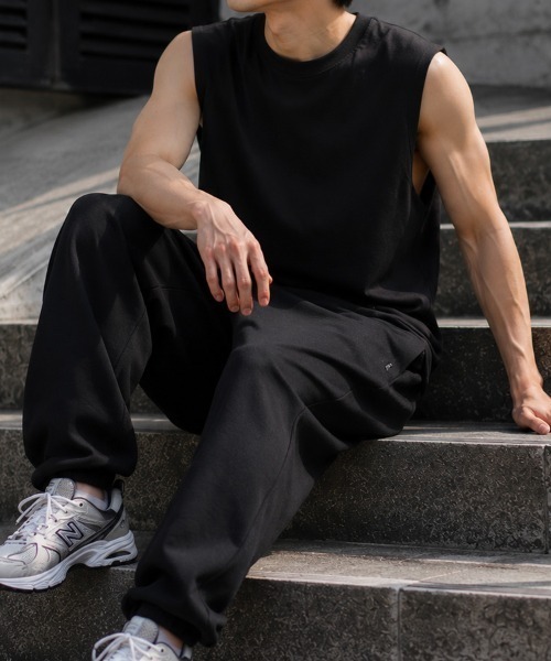 CLOTHY(クロシィ)の「【綿100%の快適な着心地】メンズ コットン100 ノースリーブ Tシャツ(タンクトップ・メンズ・ブラック/オフホワイト・LARGE/MEDIUM)」の6枚目の写真