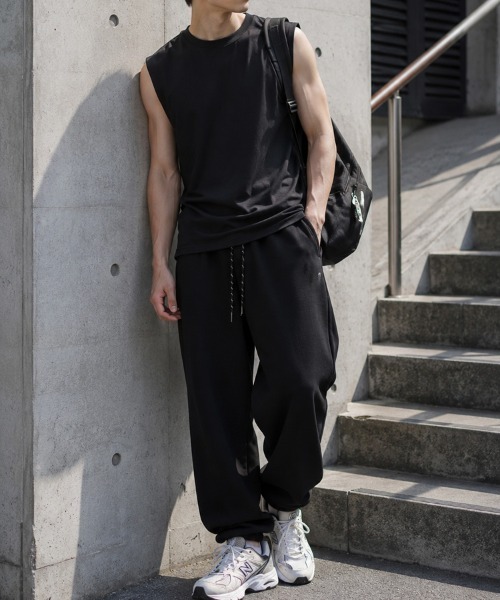 CLOTHY(クロシィ)の「【綿100%の快適な着心地】メンズ コットン100 ノースリーブ Tシャツ(タンクトップ・メンズ・ブラック/オフホワイト・LARGE/MEDIUM)」の7枚目の写真