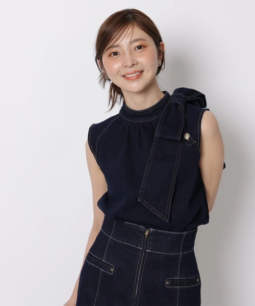 Apuweiser-riche（アプワイザーリッシェ）の「デニムボウタイノースリーブブラウス（シャツ/ブラウス・レディース・ネイビー・1/2）」の3枚目の写真
