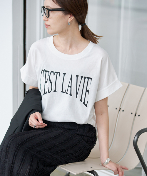 SLOBE IENA（スローブイエナ）の「CEST LA VIE Tシャツ（Tシャツ/カットソー・レディース・ホワイト系その他/ブラック/ホワイト・FREE）」の2枚目の写真