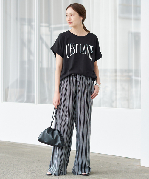 SLOBE IENA（スローブイエナ）の「CEST LA VIE Tシャツ（Tシャツ/カットソー・レディース・ホワイト系その他/ブラック/ホワイト・FREE）」の4枚目の写真