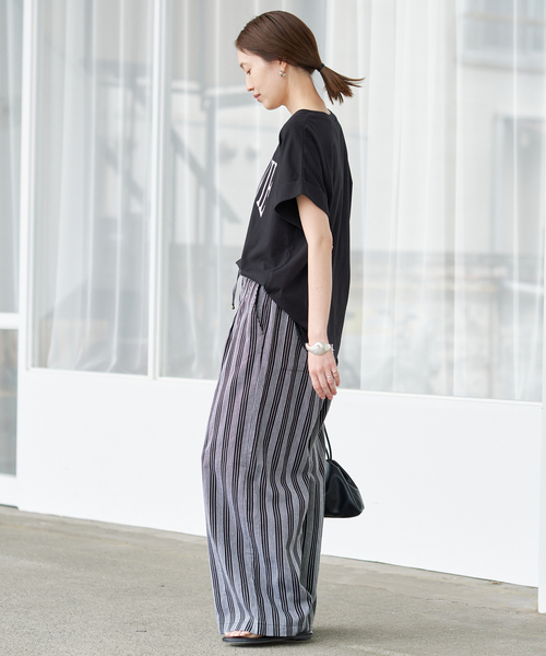 SLOBE IENA（スローブイエナ）の「CEST LA VIE Tシャツ（Tシャツ/カットソー・レディース・ホワイト系その他/ブラック/ホワイト・FREE）」の5枚目の写真